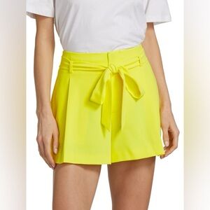 Alice + Olivia Steffie Belted Crepe Pleated Shorts size 4!